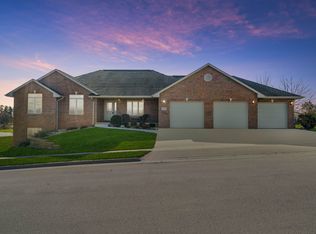 3206 Bittersweet Ln, Dubuque, IA 52001