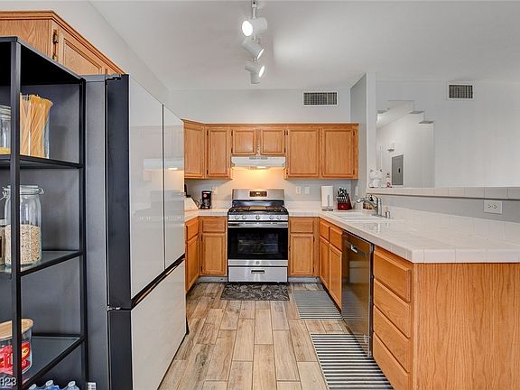 2nd image of 2110 Los Feliz St Unit 1094