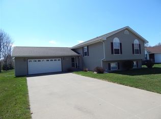 1760 Rock Island Dr, Ely, IA 52227