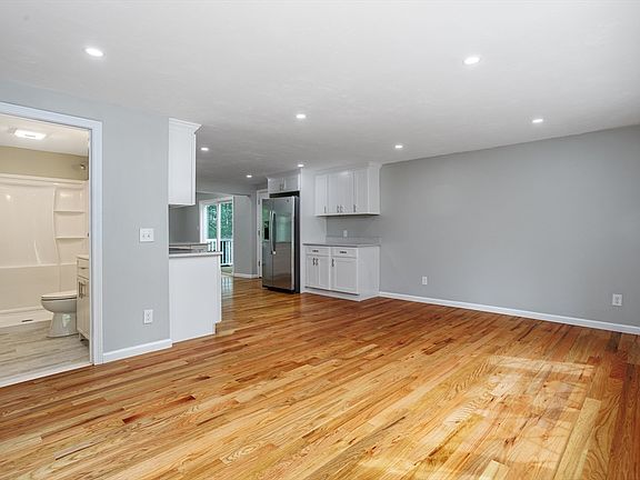 4th image of 22 Albert Dr
