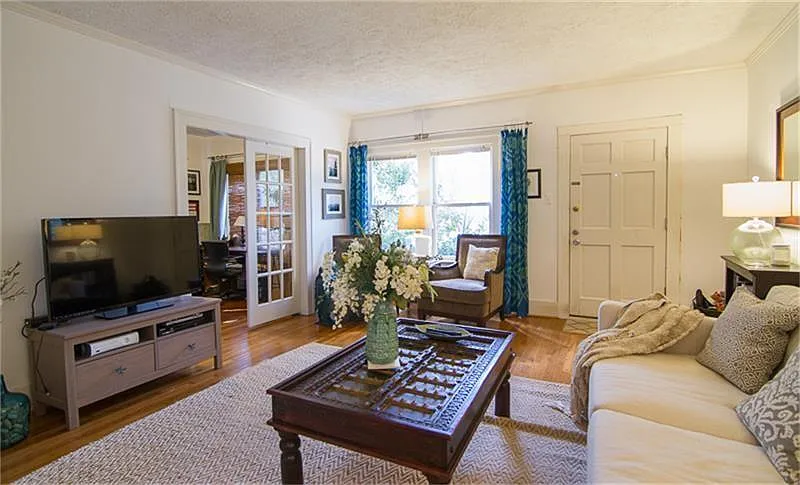 2 bed, 1.0 bath, 1425 sqft, $2,200 — Photo 2