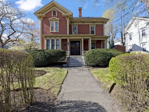 122 W Wyoming Ave #B, Melrose, MA 02176