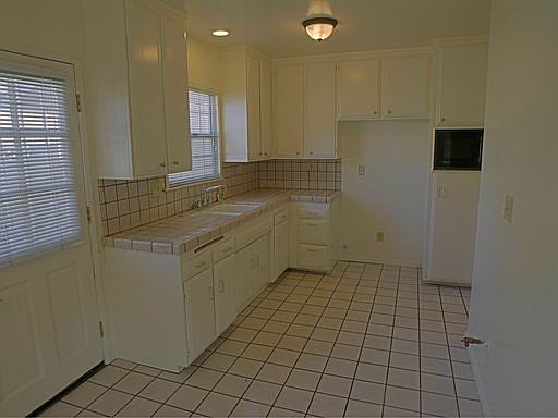 2nd image of 533 E Casita St