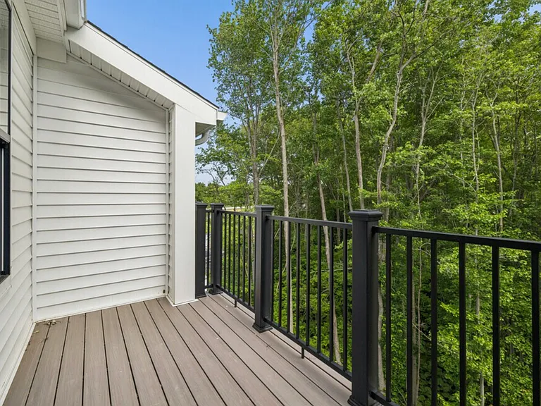 1BR, 1BA - 778SF - Deck