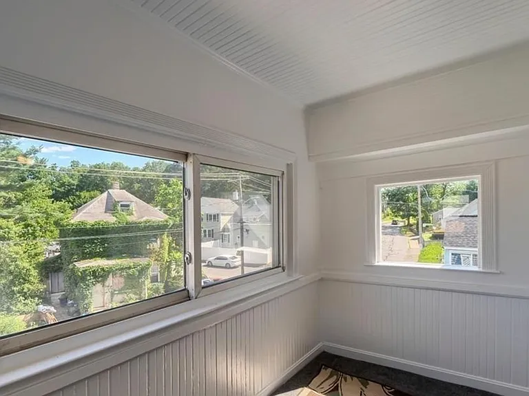 142 E Meadow Rd — Photo 26