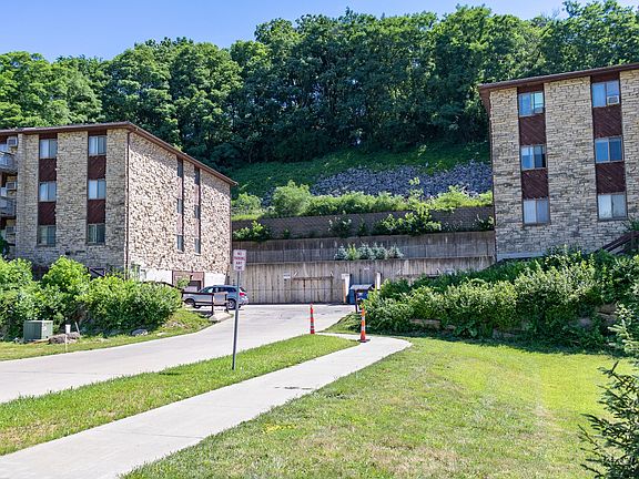 2nd image of 1122 N Dubuque St APT 10