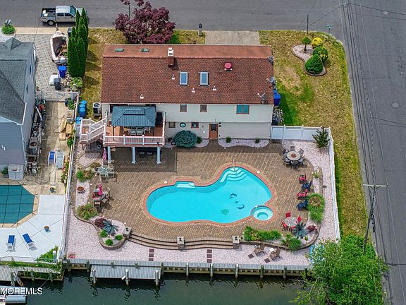 5th image of 17 Fontainebleau Drive