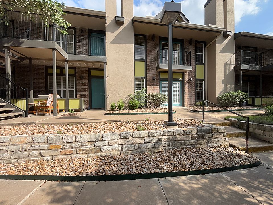 1st floor unit, 2bed 2bath. Blue door on left is front door. French door to right is to 2nd bedroom.