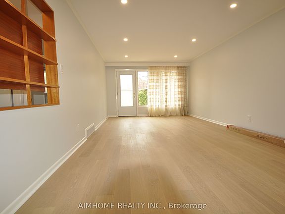 2nd image of 14 Dukinfield Cres #2