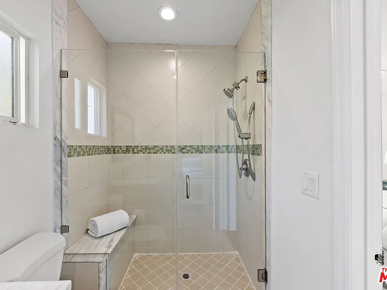 1114 S La Peer Dr — Photo 15