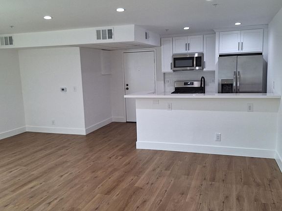 4th image of 15602 Vanowen St #127
