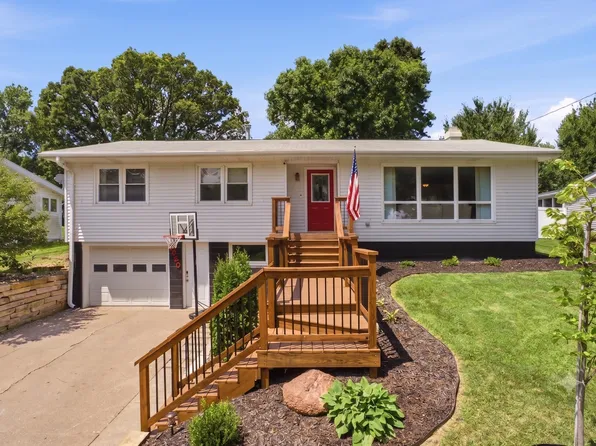 2020 Crestline Dr, Muscatine, IA 52761