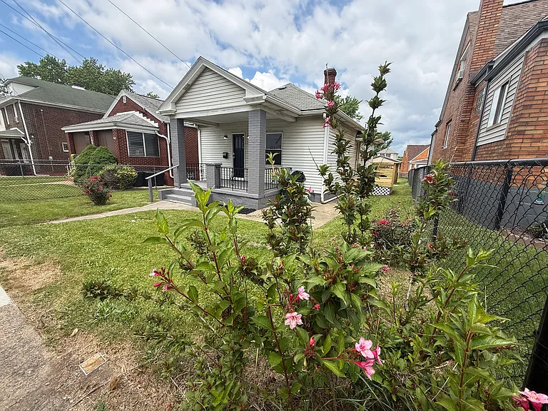 158 Frank St — Photo 17
