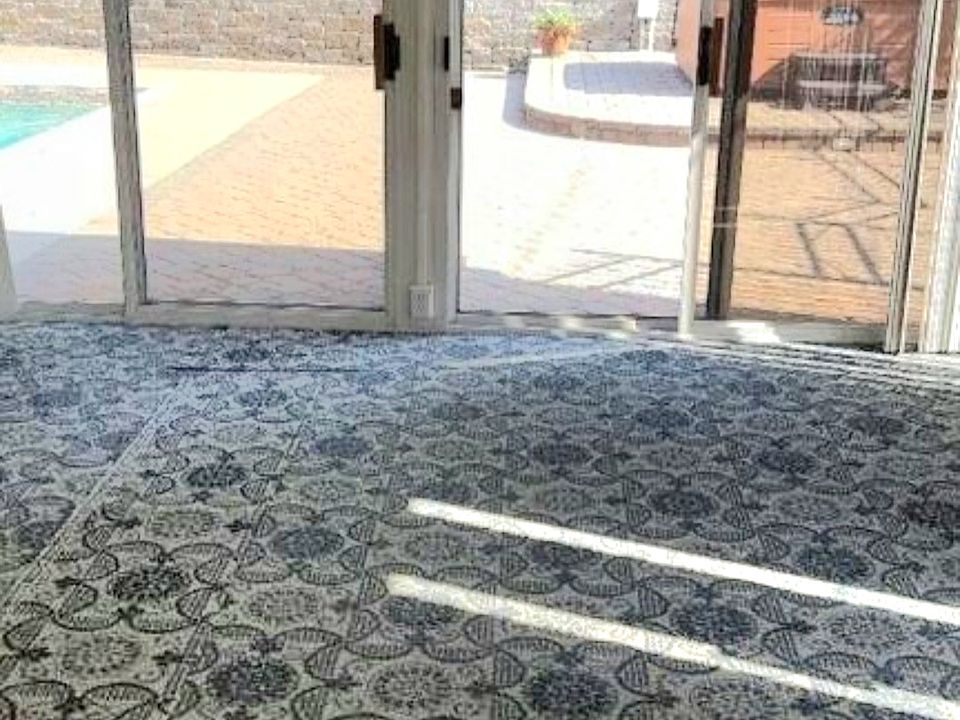 Large 14x16 screen/glass doors sun room.