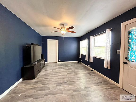 3rd image of 107 Pecan St
