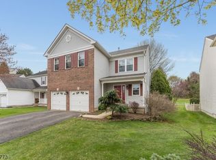 1514 Megan Cir, Stewartsville, NJ 08886