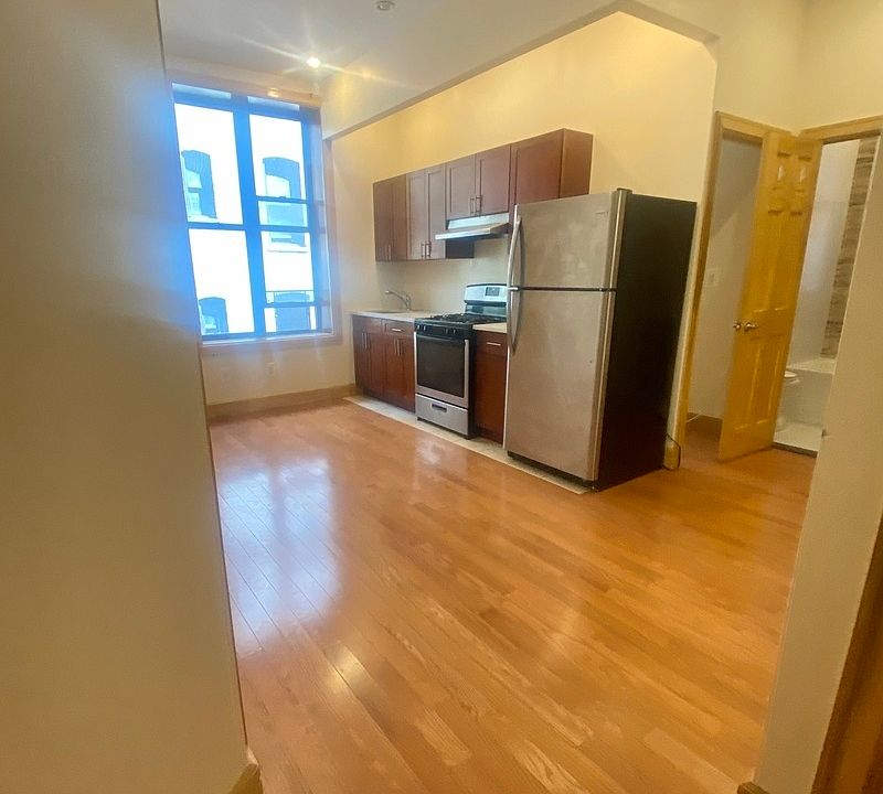 1st image of 2 Saint Nicholas Pl APT 3
