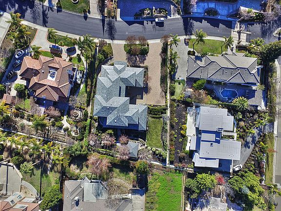 4th image of 701 Vista Hill Ter