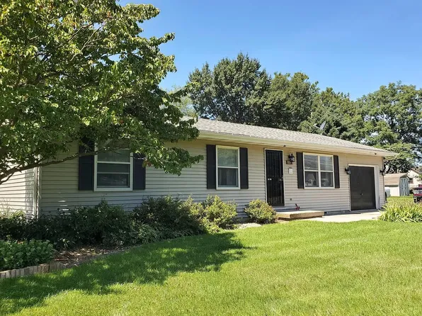 807 S Walnut St, Mahomet, IL 61853