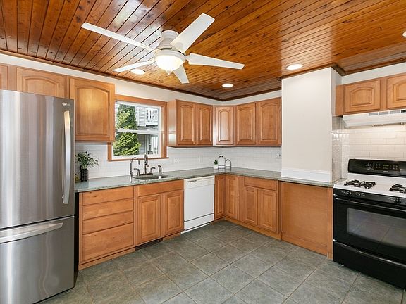 5th image of 36 Brookdale St