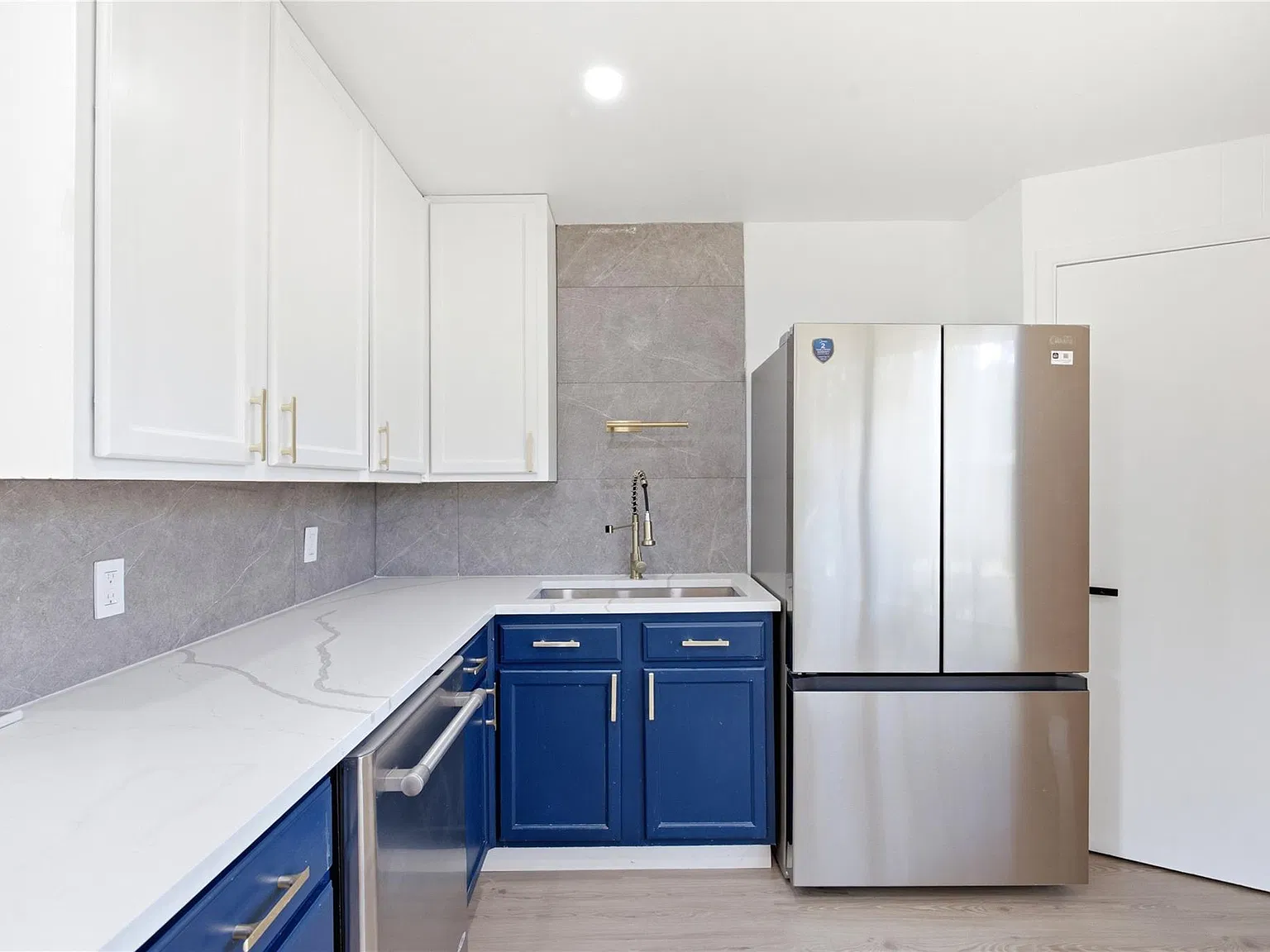 3 bed, 2.0 bath, 1097 sqft, $2,300 — Photo 3