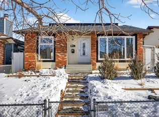 128 W Bermuda Dr NW, Calgary, AB T3K1H8