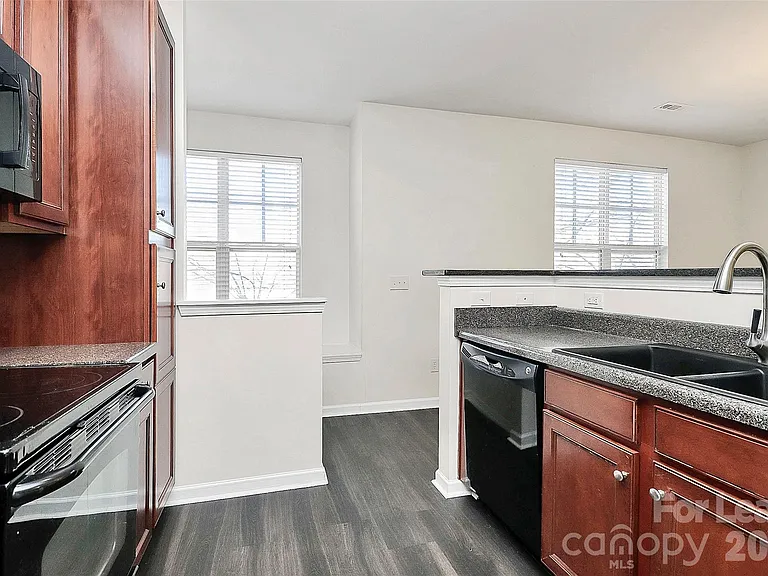 1654 Walnut View Dr — Photo 10
