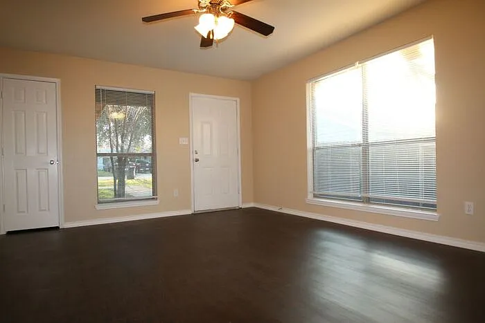 3 bed, 2.0 bath, 1090 sqft, $1,495 — Photo 3