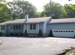 809 W Spur Ct, Hawley, PA 18428