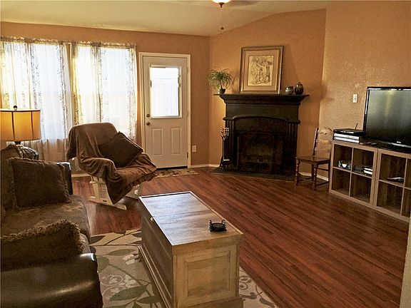 4th image of 584 Arthur Dr
