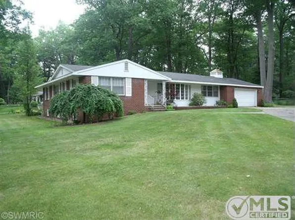 210 Country Club Rd, Whitehall, MI 49461