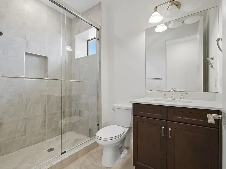 11760 Bayview Cir — Photo 37