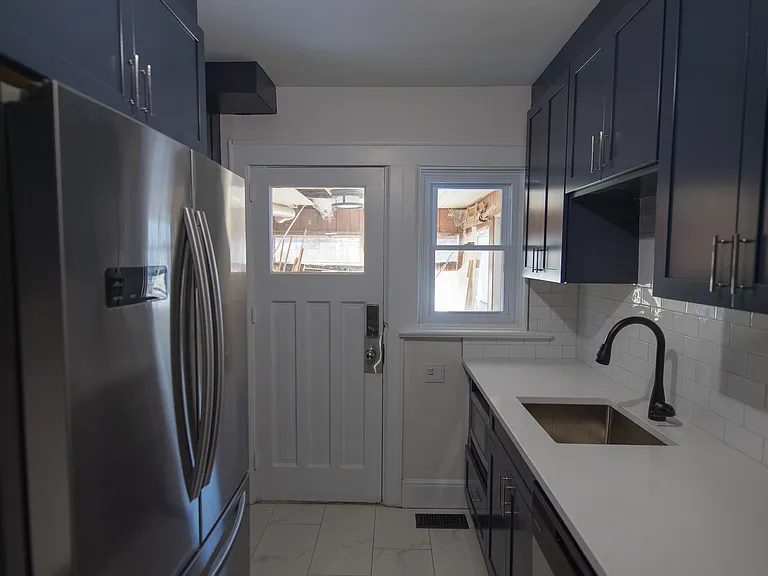 858 Bronson Ave #A — Photo 7