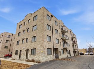 7316 40th St APT 2E, Lyons, IL 60534