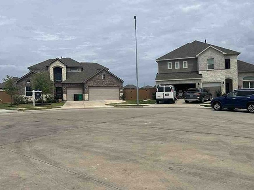 Exterior Neighborhood (street photo)