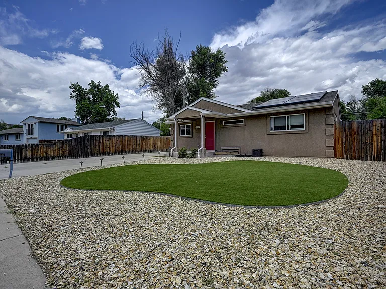 135 Hayes Dr — Photo 2