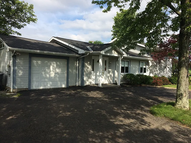 143 Robinhood Dr — Photo 3