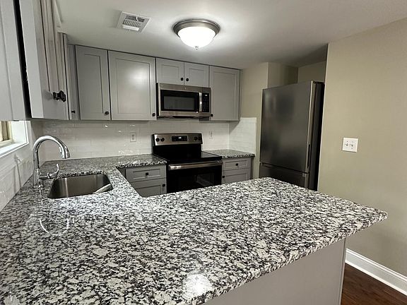 3rd image of 33 Villa Ct SE