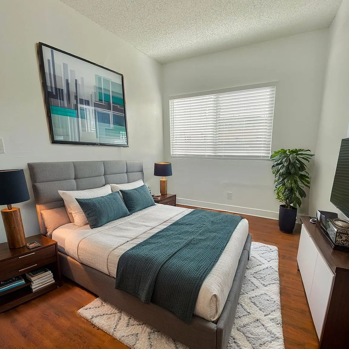 3 bed, 1200 sqft, $3,200 — Photo 2