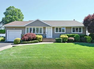 39 Clearwater Dr, Plainview, NY 11803