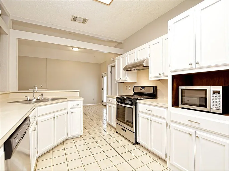 606 Tyrone Dr — Photo 4