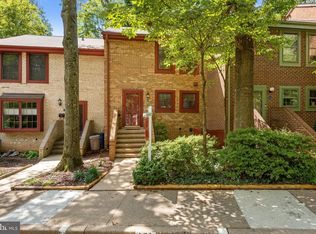 2092 Golf Course Dr, Reston, VA 20191