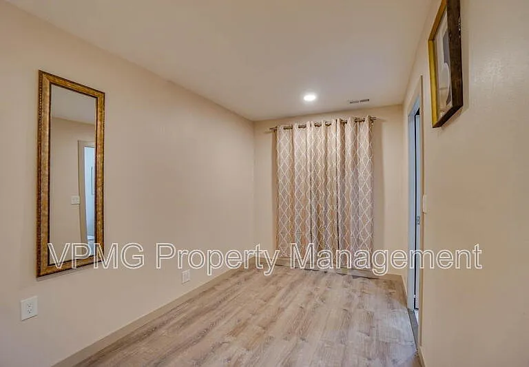 5404 NE 45th St — Photo 17