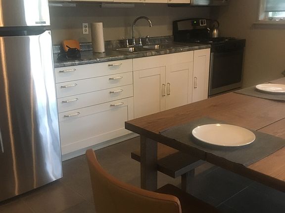 4th image of 1051 N Milwaukee Ave #B