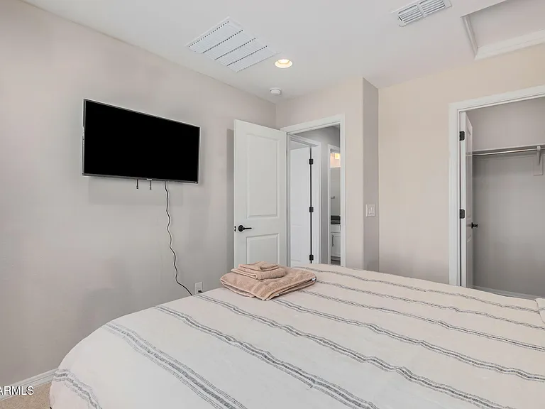 5654 N 88th Ln — Photo 32