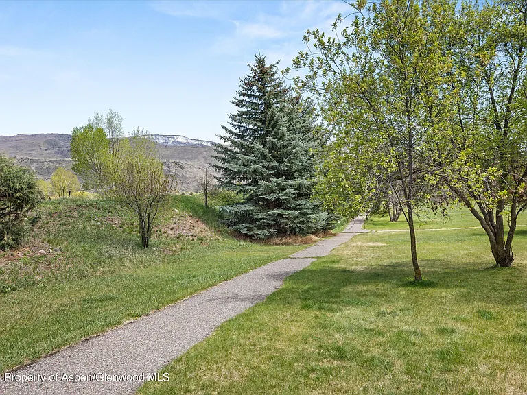 382 Summit Dr — Photo 23