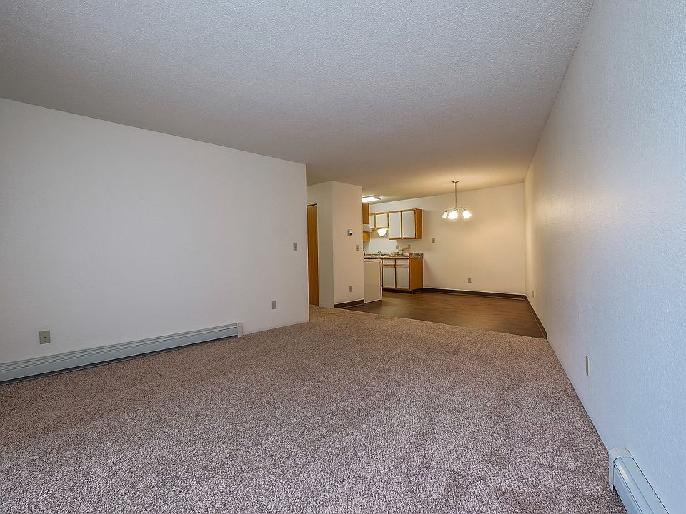Fargo, ND South Pointe Apartments | Living