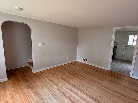 5th image of 121 Highland Ave