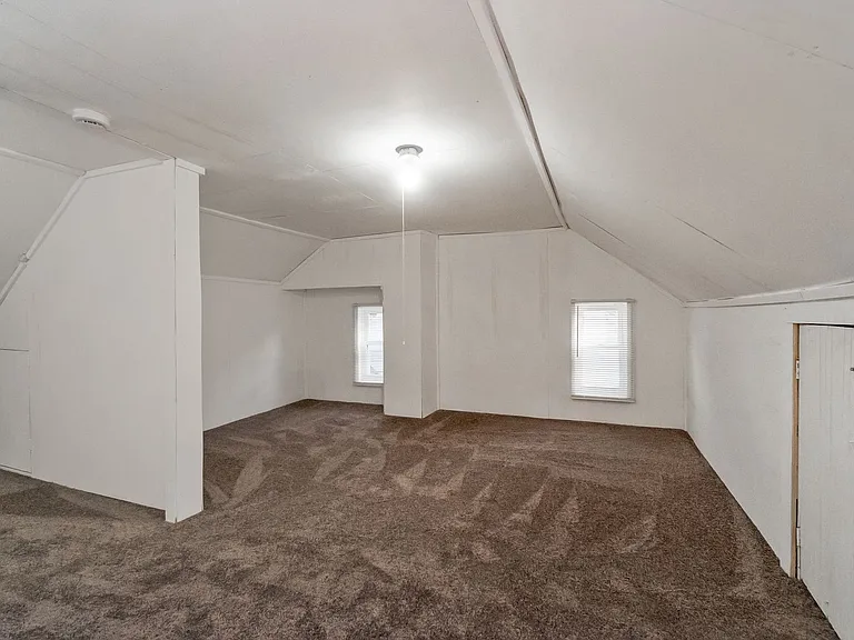 439 W Church St — Photo 37