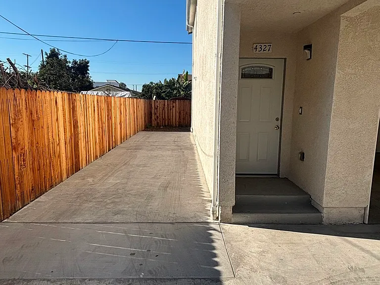 4327 Honduras St — Photo 20